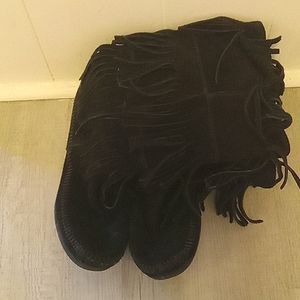 Minnetonka Black Fringe Boots, length from top to bottom 1ft, size 8